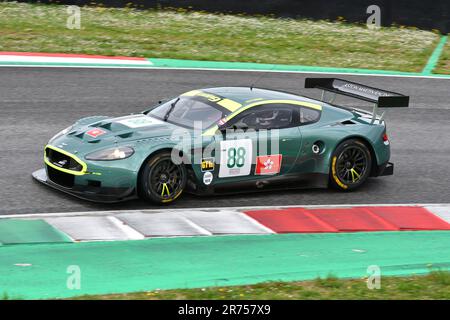 Scarperia, 2 avril 2023: Aston Martin DBR9 année 2006 en action pendant Mugello Classic 2023 au circuit Mugello en Italie. Banque D'Images