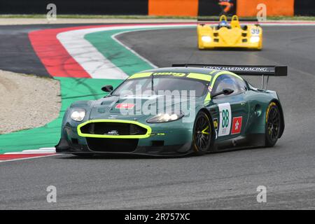 Scarperia, 2 avril 2023: Aston Martin DBR9 année 2006 en action pendant Mugello Classic 2023 au circuit Mugello en Italie. Banque D'Images