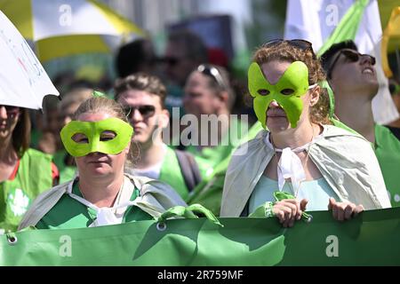 Bruxelles, Belgique. 13th juin 2023. Des manifestants photographiés lors d'une manifestation nationale des syndicats du secteur sans but lucratif à Bruxelles, le mardi 13 juin 2023. BELGA PHOTO LAURIE DIEFFEMBACQ crédit: Belga News Agency/Alay Live News Banque D'Images