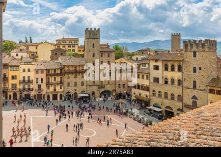 Italie, Toscane, Arezzo, vue surélevée de la Piazza Grande bondée de touristes Banque D'Images