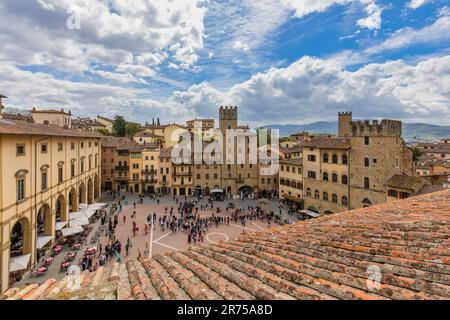 Italie, Toscane, Arezzo, vue surélevée de la Piazza Grande bondée de touristes Banque D'Images