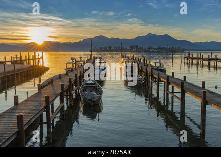 Lever du soleil le jour de l'an 2023 au-dessus de Fraueninsel et du port de plaisance, Allemagne, Bavière, lac Chiemsee, Gstadt Banque D'Images