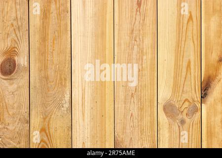 la plate-forme est faite de planches en bois naturel d'une ombre légère, avec un revêtement laque, une surface lisse et uniforme, une texture agréable et uniforme Banque D'Images