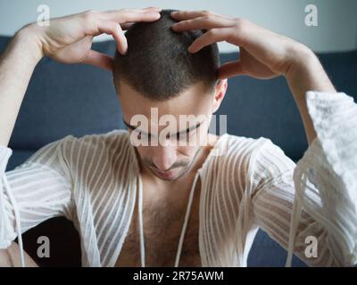 homme, cheveux courts, geste, mains, tête, portrait, regard abaissé Banque D'Images