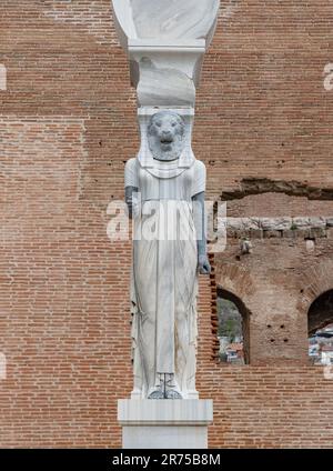 Une photo de la statue de Sekhmet à la basilique rouge de Bergama. Banque D'Images