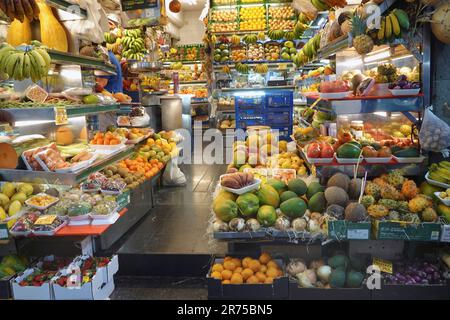 Vaste gamme de fruits et légumes dans la salle de marché Mercado de Vegueta, les îles Canaries, Gran Canaria, Las Palmas Banque D'Images