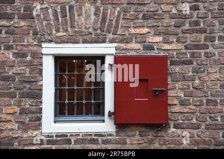 Vieille fenêtre avec obturateur, pays-Bas, Venlo Banque D'Images