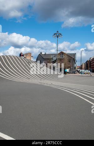 Superkilen, parc public de skate avec lignes blanches, Copenhague, Danemark Banque D'Images