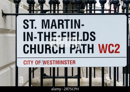 Un panneau de rue pour St Martin-in-the-Fields Church Path à Westminster, Londres WC2. On pense qu'il s'agit du nom de rue le plus long de Londres. Banque D'Images