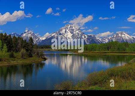 Majestueux Mt. Moran se reflète dans les eaux de la rivière Snake à Oxbow Bend dans le parc national de Grand Teton, comté de Teton, Wyoming, États-Unis. Banque D'Images