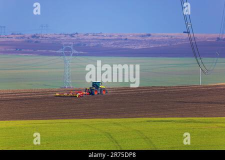 Agriculteur dans le tracteur pour préparer les terres avec cultivateur de semences Banque D'Images