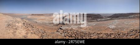 Vue panoramique depuis le sommet du mont Gara Medouar jusqu'au désert, au Maroc Banque D'Images