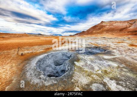 Des marmites bouillonnante à couper le souffle dans la zone géothermique Hverir et le sol fissuré autour. Lieu: Hverir, région de Myvatn, partie nord de l'Islande, Europe Banque D'Images