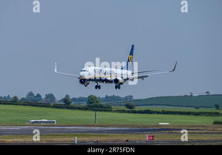 Le Boeing 737 de Ryanair débarque à l'aéroport de Prestwick, en Écosse, un après-midi d'été Banque D'Images