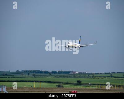 Le Boeing 737 de Ryanair s'approche de l'aéroport de Prestwick pour atterrir un après-midi d'été. Banque D'Images