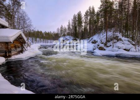 Rapides de Myllykoski et ancien moulin de Juuma, parc national d'Oulankajoki, région de Laponie, Kuusamo, Finlande, Europe Banque D'Images