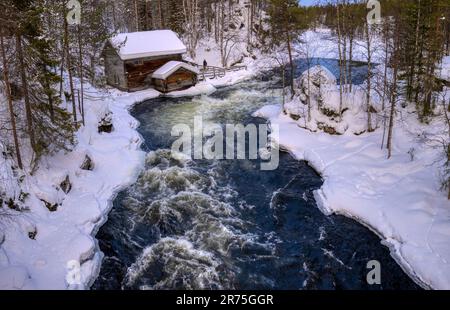 Rapides de Myllykoski et ancien moulin de Juuma, parc national d'Oulankajoki, région de Laponie, Kuusamo, Finlande, Europe Banque D'Images