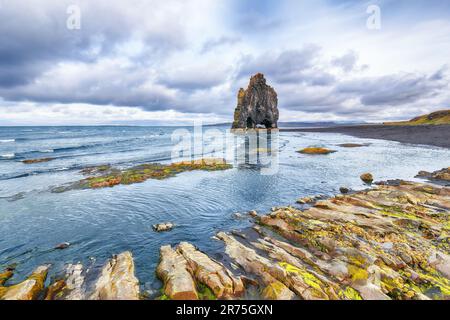 Vue à couper le souffle sur le rocher de basalte unique de Hvitserkur en Islande. Lieu: Place Hvitserkur, péninsule de Vatnsnes, Islande, Europe. Banque D'Images