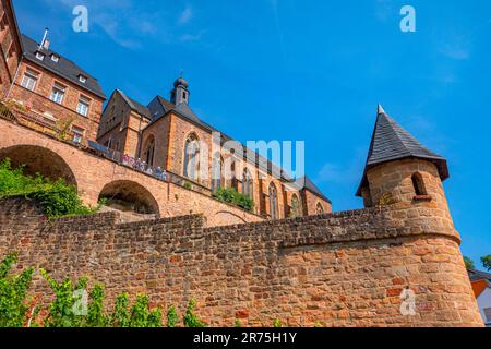 Chew Tower et St. Église de la paroisse de Laurentius dans la Sarre, vallée de la Sarre, Rhénanie-Palatinat, Allemagne, Parc naturel de Saar-Hunsrück Banque D'Images