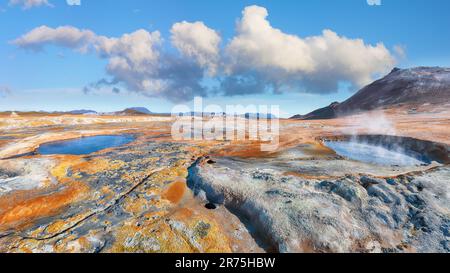 Des marmites bouillonnante à couper le souffle dans la zone géothermique Hverir et le sol fissuré autour. Lieu: Hverir, région de Myvatn, partie nord de l'Islande, Europe Banque D'Images