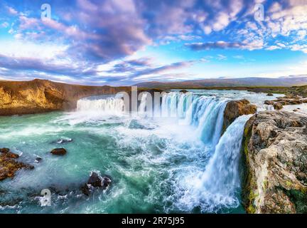 Scène de coucher de soleil à couper le souffle de la puissante cascade Godafoss. Ciel spectaculaire sur Godafoss. Lieu: Vallée de Bardardalur, rivière Skjalfandafljot, Islande, UE Banque D'Images