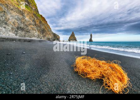 Magnifique paysage avec formations rocheuses de basalte Troll toes sur Black Beach Reynisfjara près du village de Vik. Emplacement : plage de Reynisfjara, village de Vik Banque D'Images