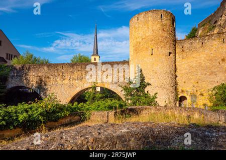 Rivière Alzette, Pont du Stierchen et Abbaye de Neumünster dans le quartier de Grund, Luxembourg ville, Benelux, pays du Benelux, Luxembourg Banque D'Images