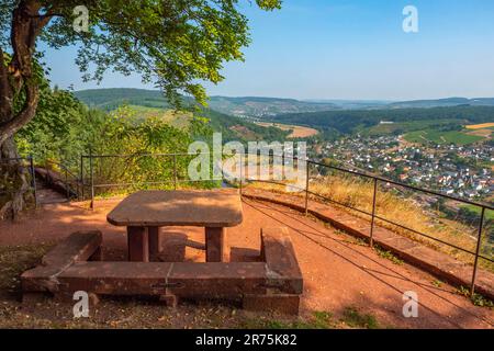 Vue sur le Saartal près de Serrig depuis le Klause dans le quartier Kastel, Kastel-Staadt, Saartal, Parc naturel Saar-Hunsrück, Saargau, Rhénanie-Palatinat, Allemagne Banque D'Images