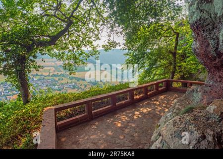 Vue sur le Saartal près de Serrig depuis le Klause dans le quartier Kastel, Kastel-Staadt, Saartal, Parc naturel Saar-Hunsrück, Saargau, Rhénanie-Palatinat, Allemagne Banque D'Images