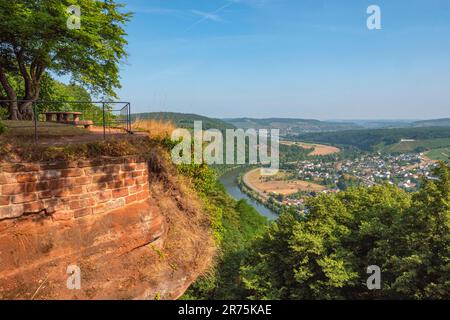 Vue sur le Saartal près de Serrig depuis le Klause dans le quartier Kastel, Kastel-Staadt, Saartal, Parc naturel Saar-Hunsrück, Saargau, Rhénanie-Palatinat, Allemagne Banque D'Images