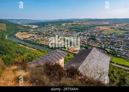 Vue sur le Saartal près de Serrig depuis le Klause dans le quartier Kastel, Kastel-Staadt, Saartal, Parc naturel Saar-Hunsrück, Saargau, Rhénanie-Palatinat, Allemagne Banque D'Images