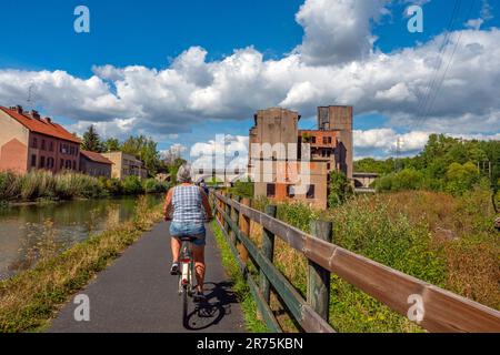 Piste cyclable à l'ancienne usine de porcelaine de Sargemünd, Saar, Grand est, Moselle, Alsace-Champagne-Ardenne-Lorraine, France Banque D'Images