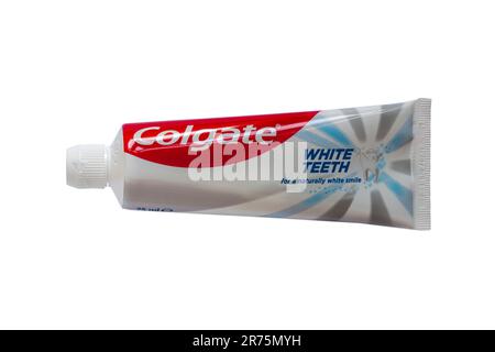 Tube de dentifrice blanc Colgate pour dents naturellement plus blanches isolé sur fond blanc - tube recyclable Banque D'Images