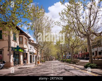 Rue principale d'Esporles dans les montagnes de Majorque au printemps Banque D'Images