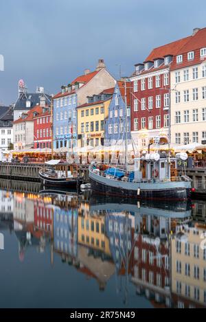 Nyhavn avec des maisons colorées, est considéré comme la vue la plus importante à Copenhague, Danemark Banque D'Images