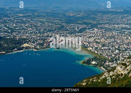 Vue du Mont Veyrier sur le lac d'Annecy, le lac d'Annecy et la ville d'Annecy, haute-Savoie, France Banque D'Images