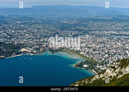 Vue du Mont Veyrier sur le lac d'Annecy, le lac d'Annecy et la ville d'Annecy, haute-Savoie, France Banque D'Images