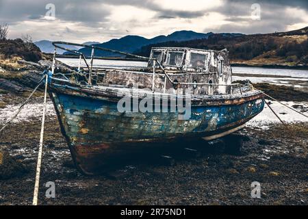 Île de Skye, vieux bateau de pêche sur la plage Banque D'Images