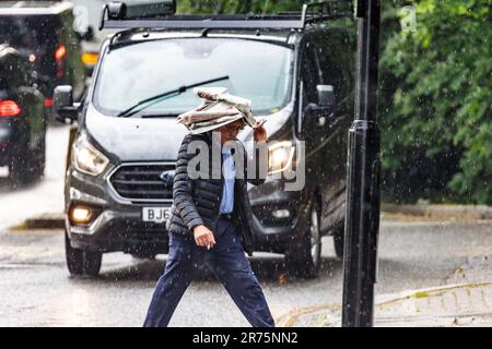 Pic shows: Flash Storm hits London Highgate les fidèles du soleil ont été pris par le tonnerre et la foudre dans Highgate North London Dress pour la vague de chaleur Banque D'Images