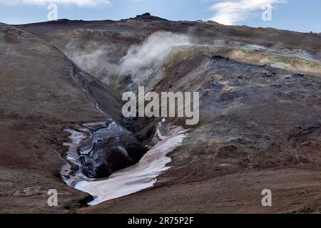 Vue d'hiver du champ géothermique de Hverir près de Myvatn, dans le nord de l'Islande Banque D'Images