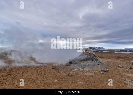 Vue d'hiver du champ géothermique de Hverir près de Myvatn, dans le nord de l'Islande Banque D'Images