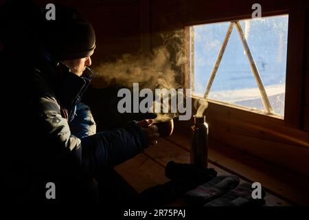 Finlande, Laponie, hiver, Homme, Cottage, thé Banque D'Images
