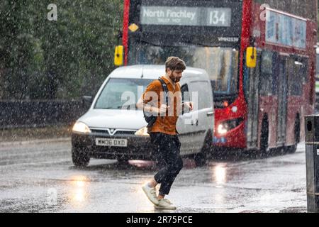 Pic shows: Flash Storm hits London Highgate les fidèles du soleil ont été pris par le tonnerre et la foudre dans Highgate North London Dress pour la vague de chaleur Banque D'Images
