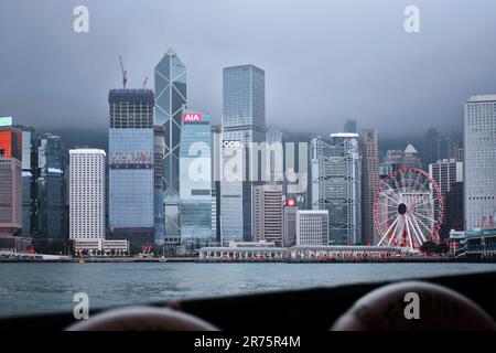 Hong Kong, Chine - avril 2023 : vue sur l'île de Hong Kong avec gratte-ciel Banque D'Images