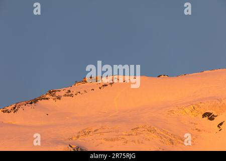 Vue sur l'Erzherzog-Johann-Hütte depuis le Kaiser-Franz-Josefs-Höhe, l'aube, la neige Banque D'Images