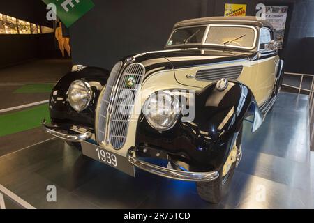 Exposition automobile au centre d'accueil de Kaiser-Franz-Josefs Höhe, voitures classiques, demi-côtés Banque D'Images