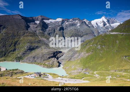 Vue vers Margaritzenstausee, Glocknerhaus et la Freiwand, en arrière-plan, le Großglockner couvert de neige et le Groupe Glockner Banque D'Images