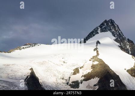 Großglockner et Erzherzog Johann hutte en plein soleil, le soleil se brise à travers les nuages, la neige Banque D'Images