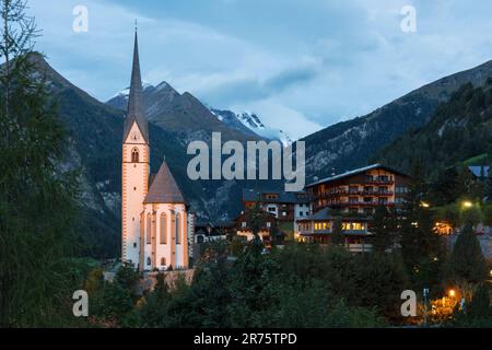 Eglise paroissiale St.Vinzenz, Heiligenblut am Großglockner, matin, heure bleue Banque D'Images