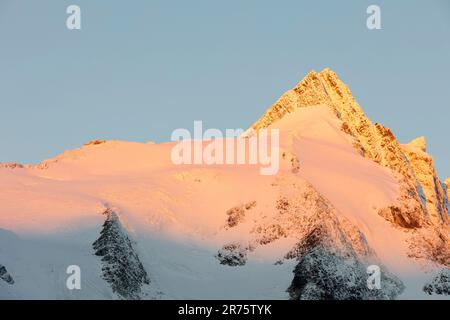 Großglockner avec la hutte Erzherzog Johann, sommet au lever du soleil, à l'aube, dans la neige Banque D'Images